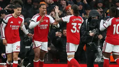 Arsenal oyunçuları Emireyts stadionunda sevinir, Ezri Konsa və Qabriel Maqalyayns