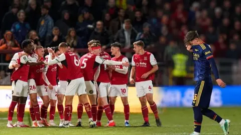 Fleetwood formasıyla gol sevinci yaşayan oyuncu ve Arsenal oyuncuları maç anı