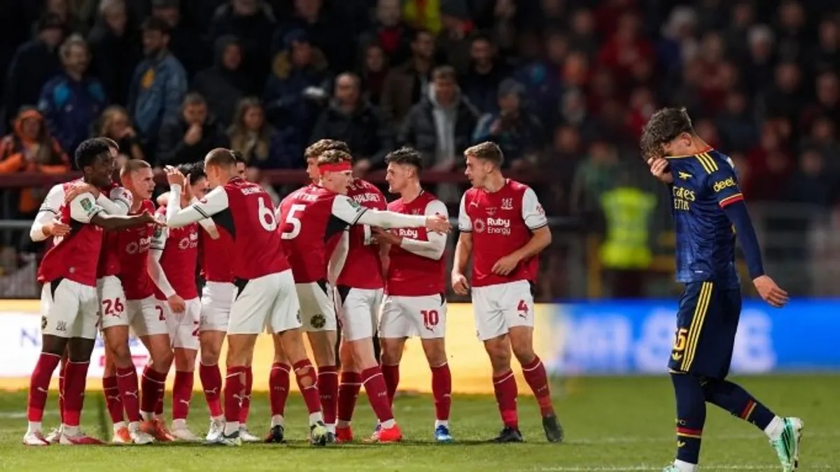 Fleetwood formasıyla gol sevinci yaşayan oyuncu ve Arsenal oyuncuları maç anı