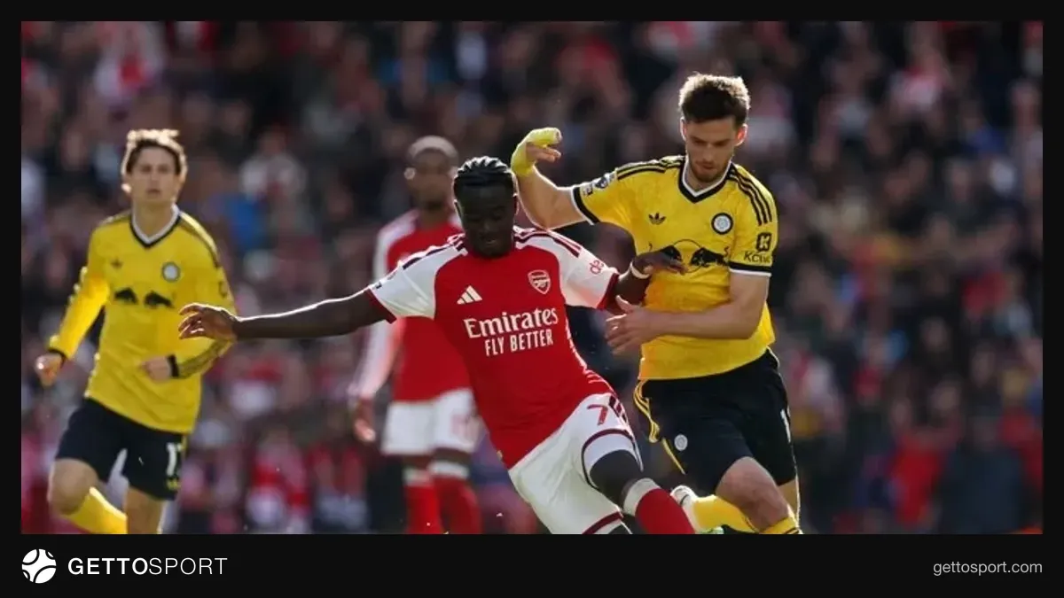 Arsenal futbolçuları Lidslə oyunda sevinirlər