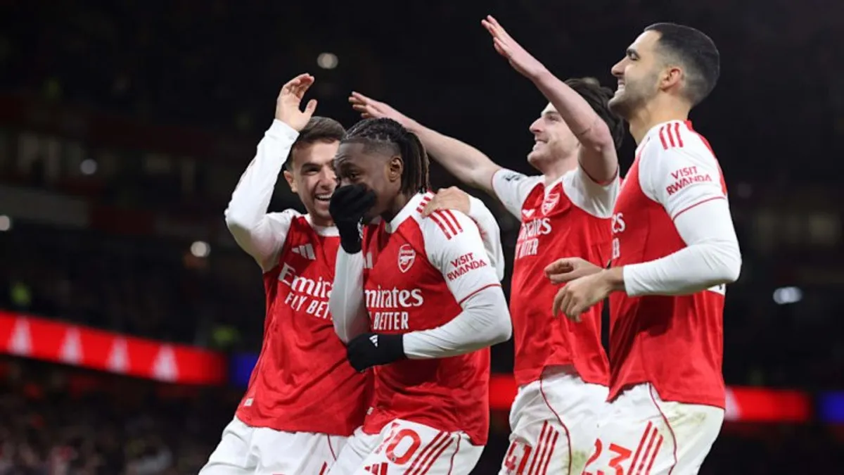 Arsenal futbolçuları ev oyununda qələbəni qeyd edirlər