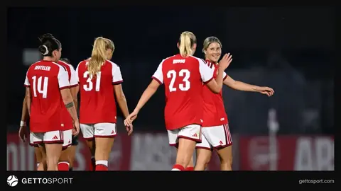 Arsenal qadın futbol komandası oyun zamanı meydanda