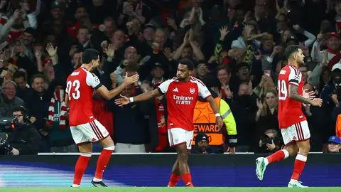 Arsenal oyuncuları Emirates Stadyumu'nda sevinç yaşarken