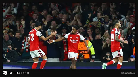 Arsenal oyuncuları Emirates Stadyumu'nda sevinç yaşarken