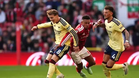 Arsenal oyunçuları Nottinqem Forest stadionunda qələbəni qeyd edir