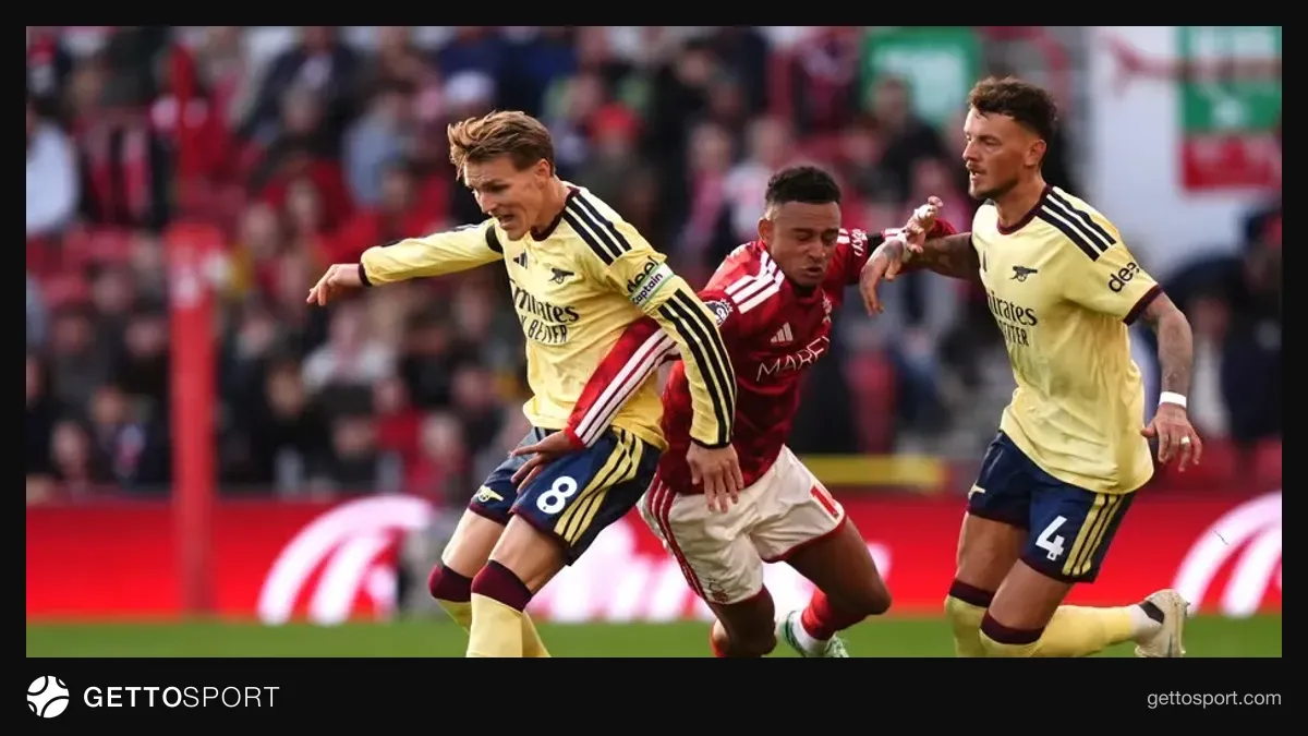 Arsenal oyunçuları Nottinqem Forest stadionunda qələbəni qeyd edir