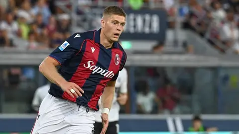 Artem Dovbyk Bologna formasıyla topa vururken