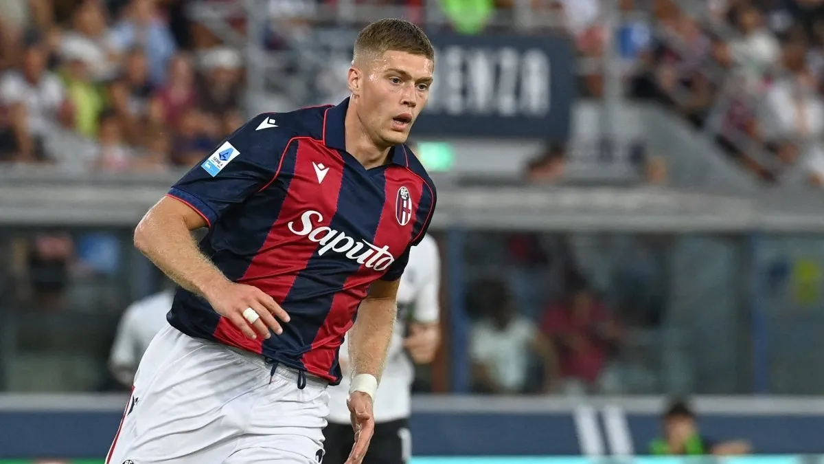 Artem Dovbyk Bologna formasıyla topa vururken