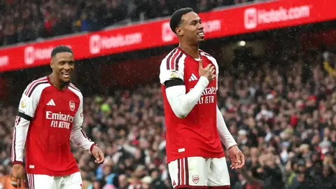 Mikel Arteta və Arsenal müdafiəçiləri Konsa, Maqalyaes, Ben Uayt
