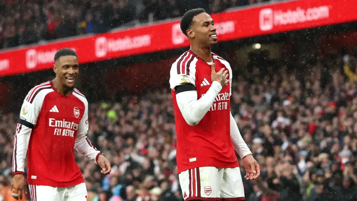 Mikel Arteta və Arsenal müdafiəçiləri Konsa, Maqalyaes, Ben Uayt