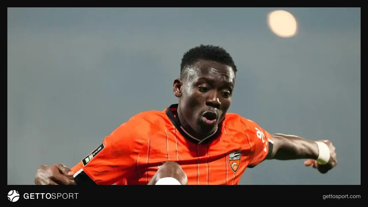 Arthur Avom Lorient formasıyla saha üzerinde düşünceli yürürken