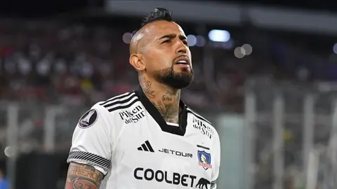 Arturo Vidal danışır, Antonio Konte təsəvvürü fonunda