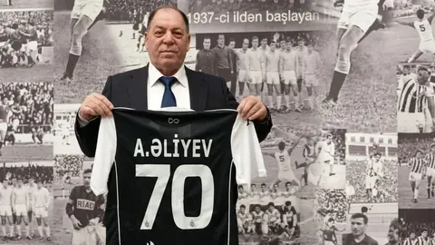Asif Əliyev müsahibədə, stadion fonunda