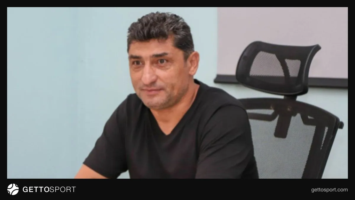 Aslan Kərimov müsahibə verərkən, meydan və futbol topu fonunda