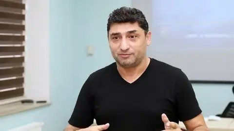 Aslan Kərimov stadionda futbol matçını izləyərkən