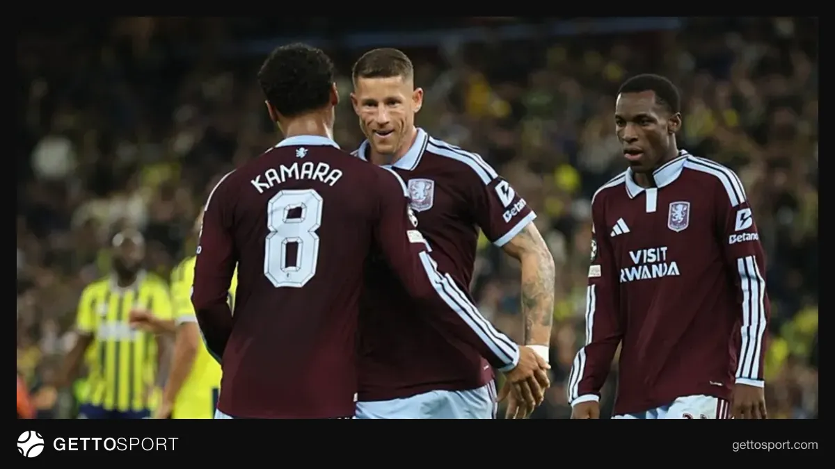 Aston Villa oyuncuları pas yaparken, top kontrolü gösteren an
