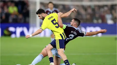 Aston Villa futbolçuları meydanda sevinir, Fənərbağça oyunçuları məyus görünür