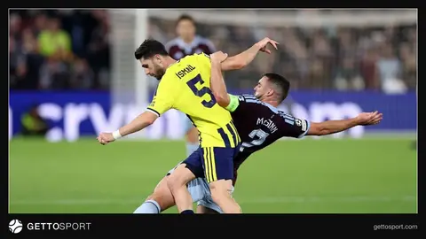 Aston Villa futbolçuları meydanda sevinir, Fənərbağça oyunçuları məyus görünür
