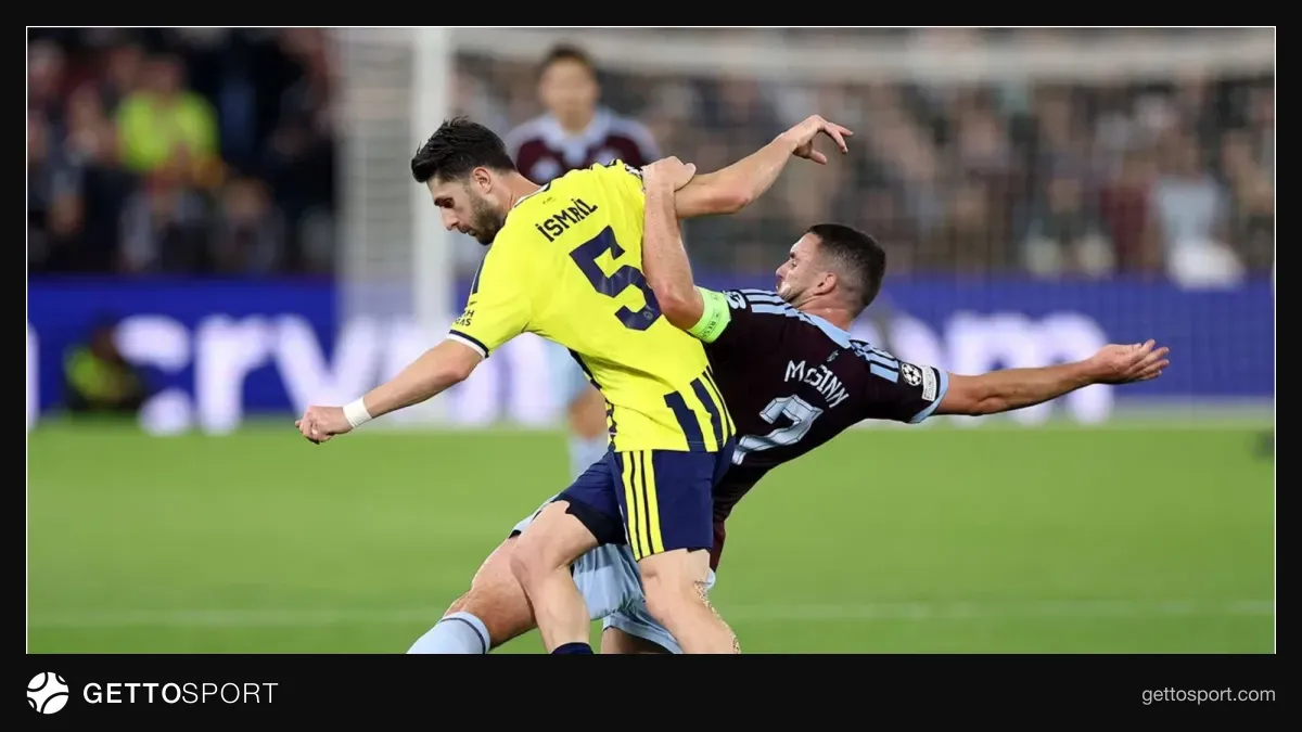 Aston Villa futbolçuları meydanda sevinir, Fənərbağça oyunçuları məyus görünür