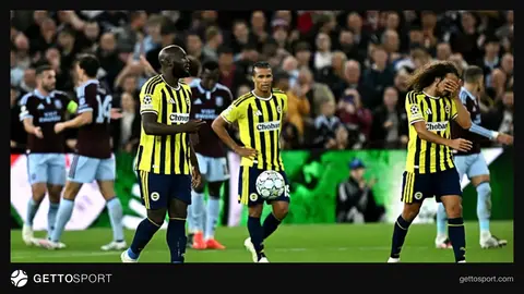 Aston Villa oyuncuları Villa Park'ta kutlama yaparken