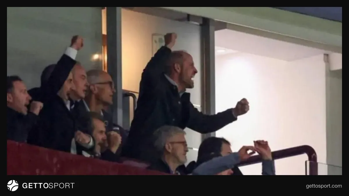 Aston Villa-Fenerbahçe maçında tribünde ayağa kalkmış ve yumruğunu kaldırmış Prens William