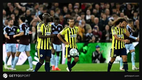 Aston Villa oyunçuları qələbəni qeyd edərkən stadion görüntüsü