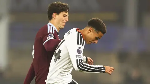 Aston Villa oyuncuları ve kaleci Fulham maçında mücadele anı