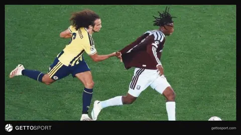 Aston Villa formasıyla Johan Manzambi ve Guendouzi arasındaki forma çekişme anı fotoğrafı