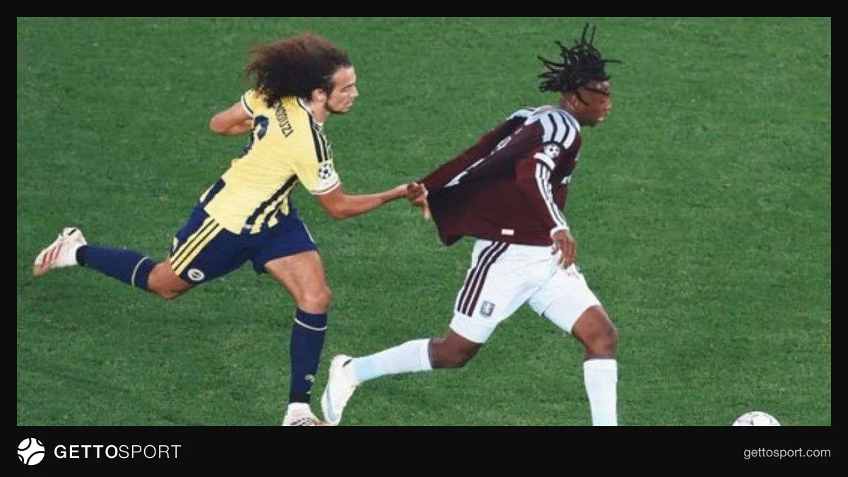 Aston Villa formasıyla Johan Manzambi ve Guendouzi arasındaki forma çekişme anı fotoğrafı