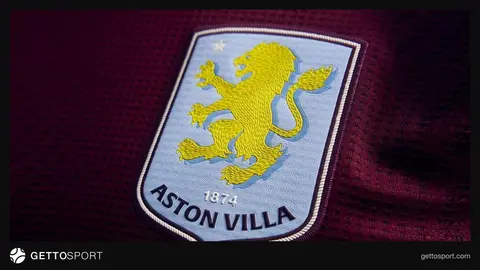 Aston Villa stadyumu önünde taraftarlar ve bilet polis kontrolden geçirilirken