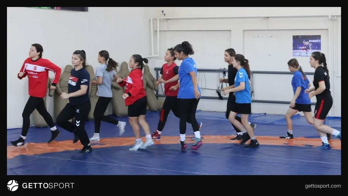 TOHM Edirne kampında minder başında antrenman yapan genç milli güreşçiler Asya Nur Çintaş ve Reyyan Yıldız