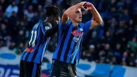 Atalanta ve Frosinone oyuncuları gol sonrası kutlama anı