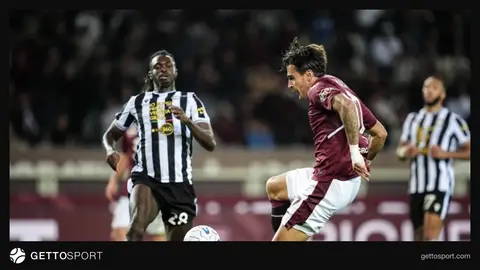 Futbol meydançasında Atalanta və Torino oyunçuları, topa hücum anı
