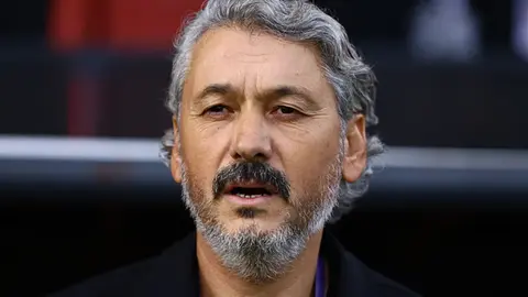 Atila Gerin basın toplantısında konuşuyor, arka planda Kayserispor arması