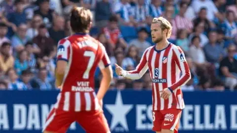 Alex Baena Atletico formasıyla gol sonrası sevinç yaşarken