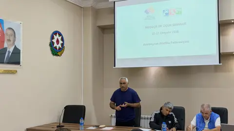 Atletika məşqçiləri seminar zamanı təqdimat və təlimlərdə