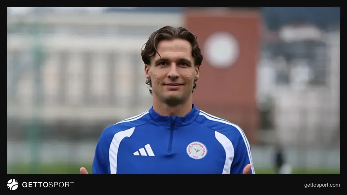Attila Mocsi Çaykur Rizespor formasıyla basın açıklaması yaparken