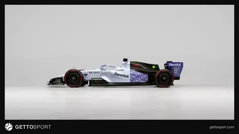 Audi R26 bolidi mavi parıltılı Sinqapur dizaynı ilə trasda