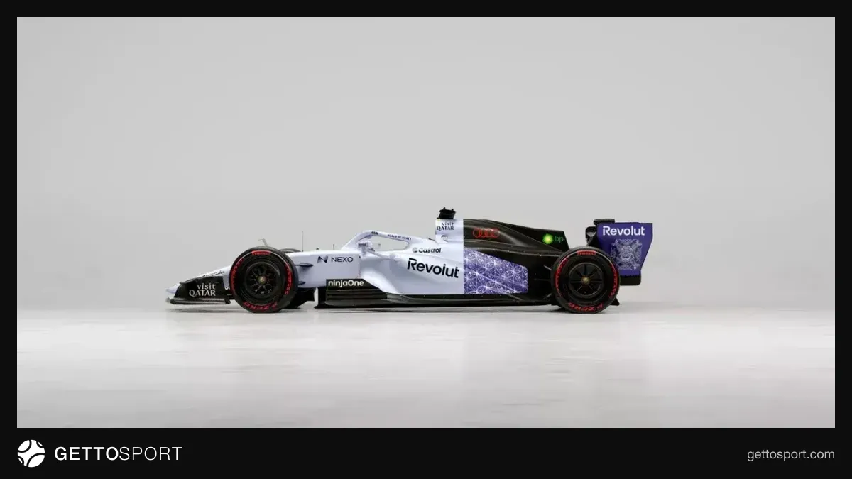Audi R26 bolidi mavi parıltılı Sinqapur dizaynı ilə trasda