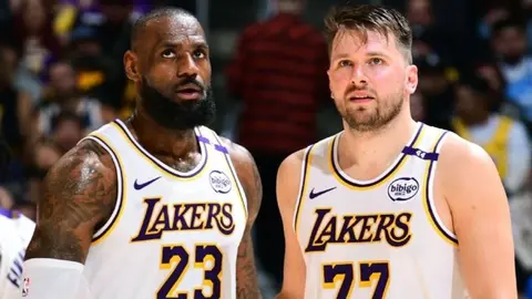 Austin Reaves Lakers formasıyla maç esnasında konuşurken