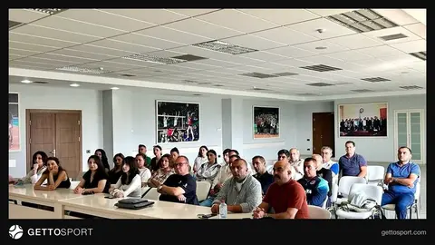 Voleybol hakimlərinin AVF seminarında iştirakını göstərən zal