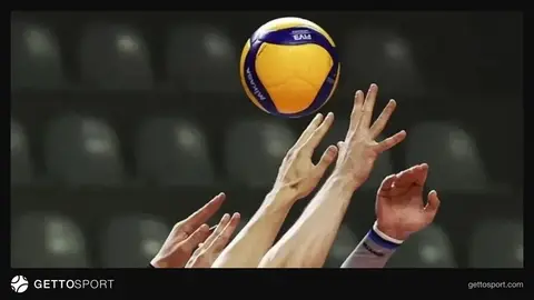 Voleybol sahasında maç öncesi atılan servis ve file görüntüsü