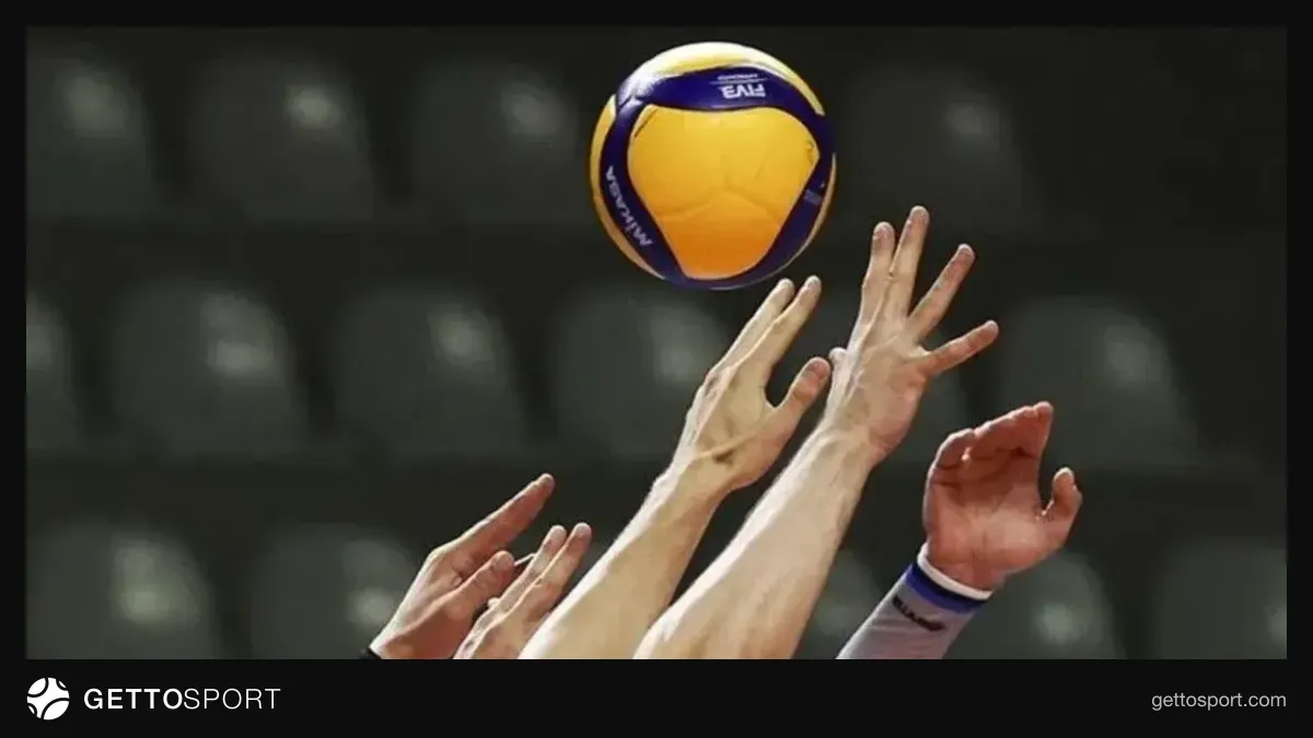 Voleybol sahasında maç öncesi atılan servis ve file görüntüsü