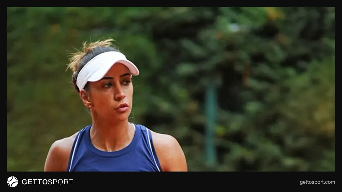Pamukkale Tenis Kulübü kortunda tenis maçına hazırlanan oyuncular