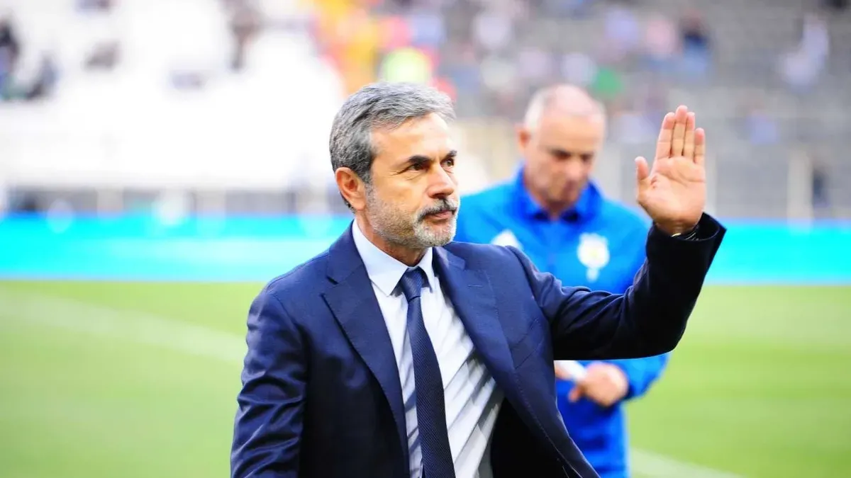 Aykut Kocaman Fenerbahçe formasıyla saha kenarında