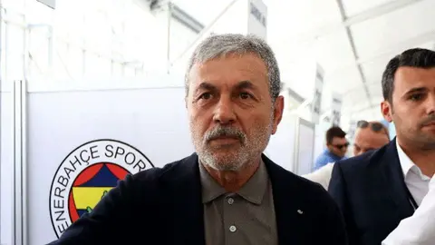 Aykut Kocaman basın açıklaması yaparken veya kulüple görüşme anı