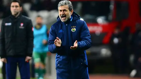 Aykut Kocaman konuşurken portre fotoğrafı