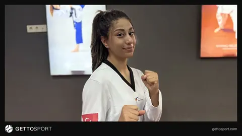 Ayşe Işık antrenmanda babası Selim Işık ile tekvando çalışırken