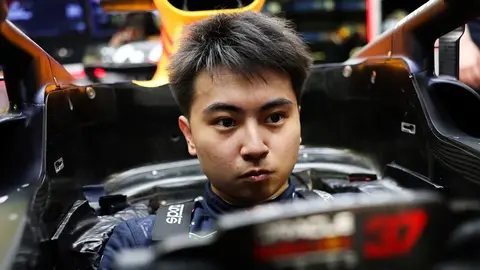Ayumu İvasa Red Bull-un bolidinin sükanı arxasında trasa çıxır