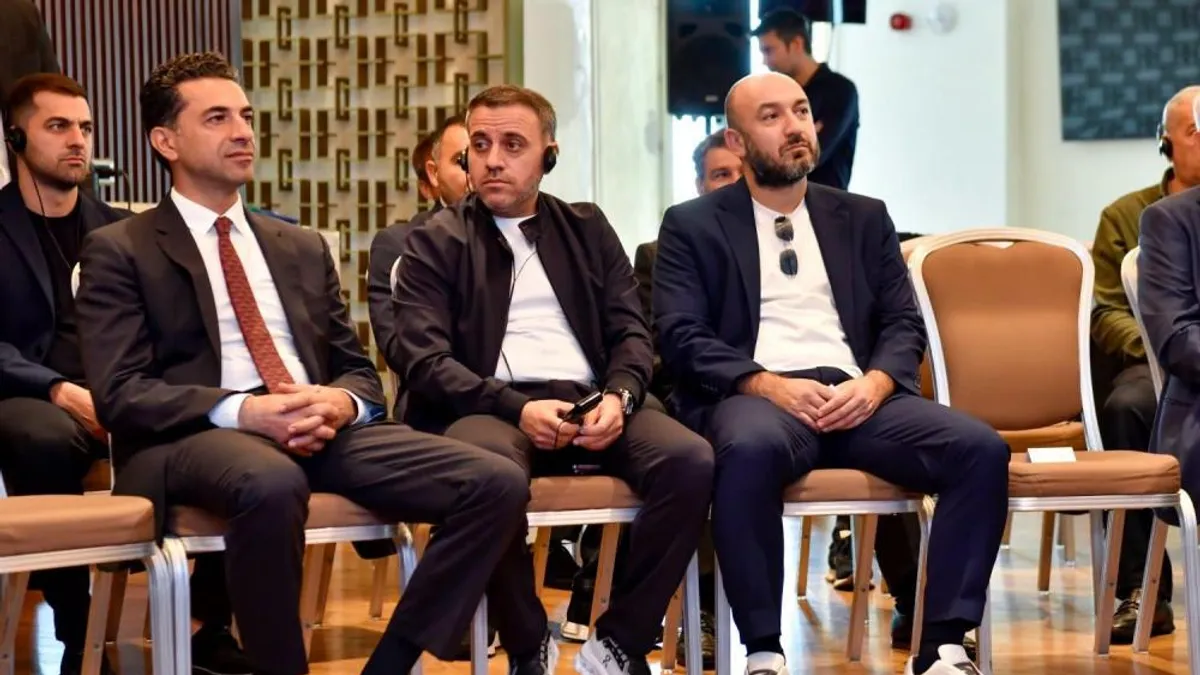 Ayxan Abbasov mətbuat konfransında danışır
